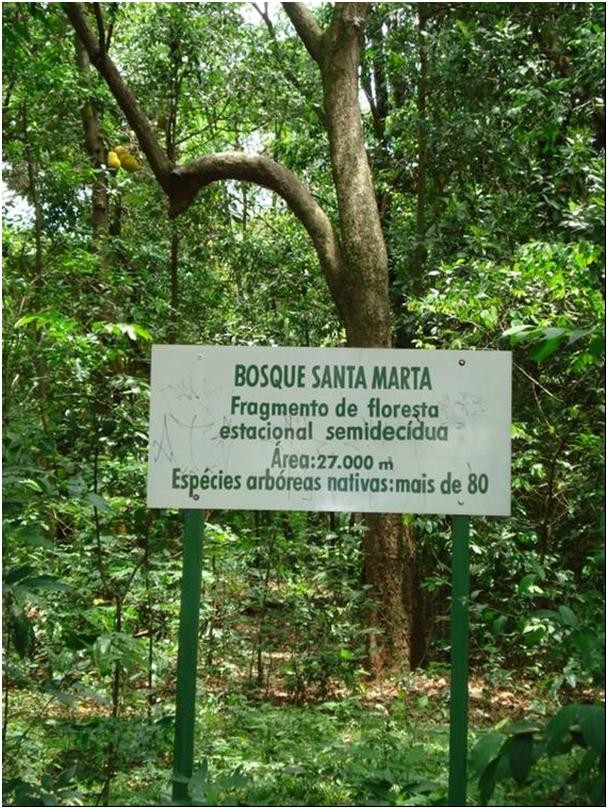 Placa na entrada do Bosque Santa Marta